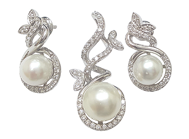 Diamond & Pearl Platinum Pendant Set